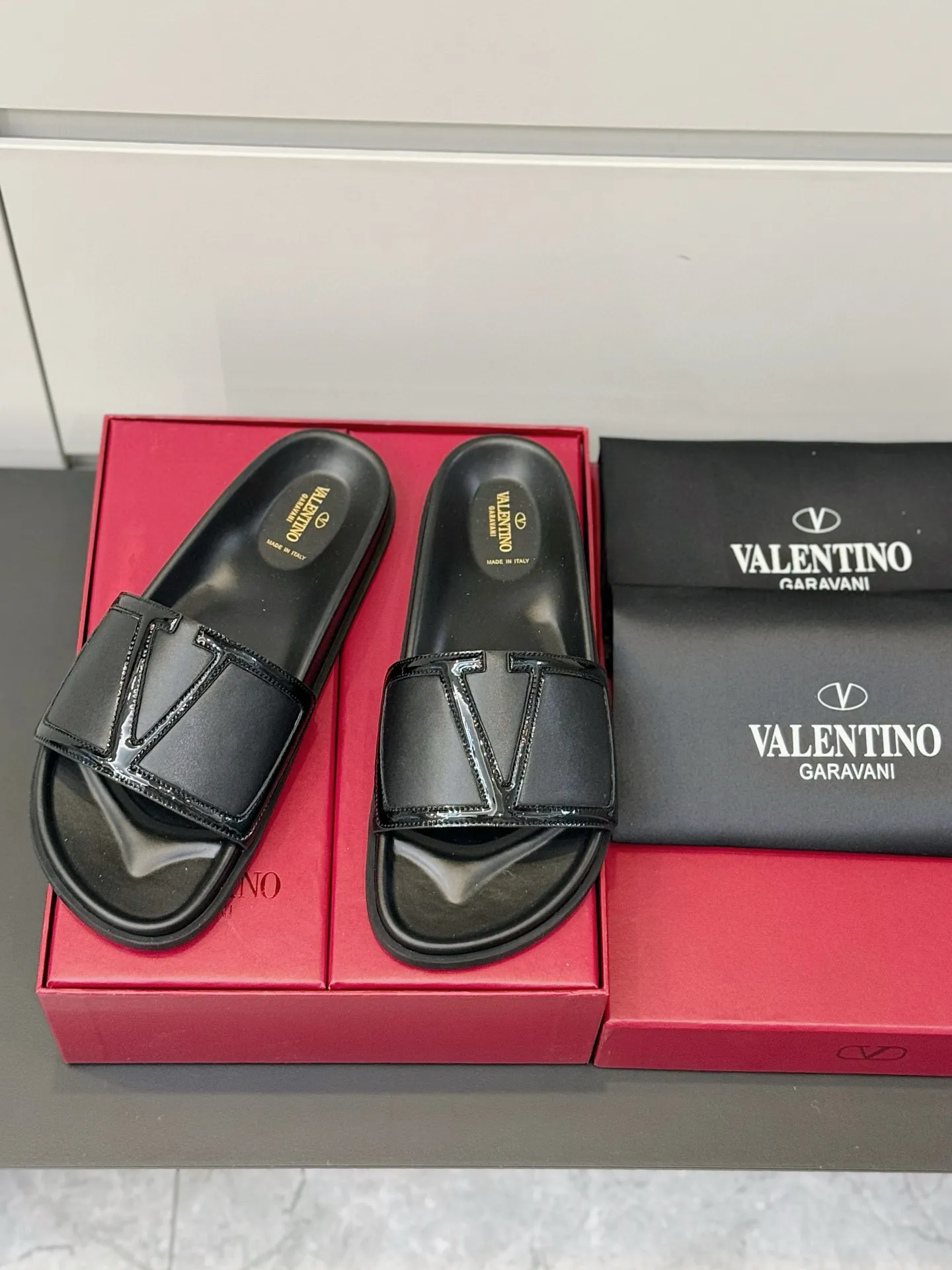[VALENTINO] Top P: 540💰 Size: 39-44 (customized at 38.45) 🆕2025VLT — Valentino’s latest summer men’s slippers. The use of imported cowhide elements on slippers has been sublimated! It is worthy of recognition both visually and in terms of quality. Excellent quality, comfortable and durable! The embellishment of the perforated V hardware on the toe adds a sense of fashion! Cowhide feet